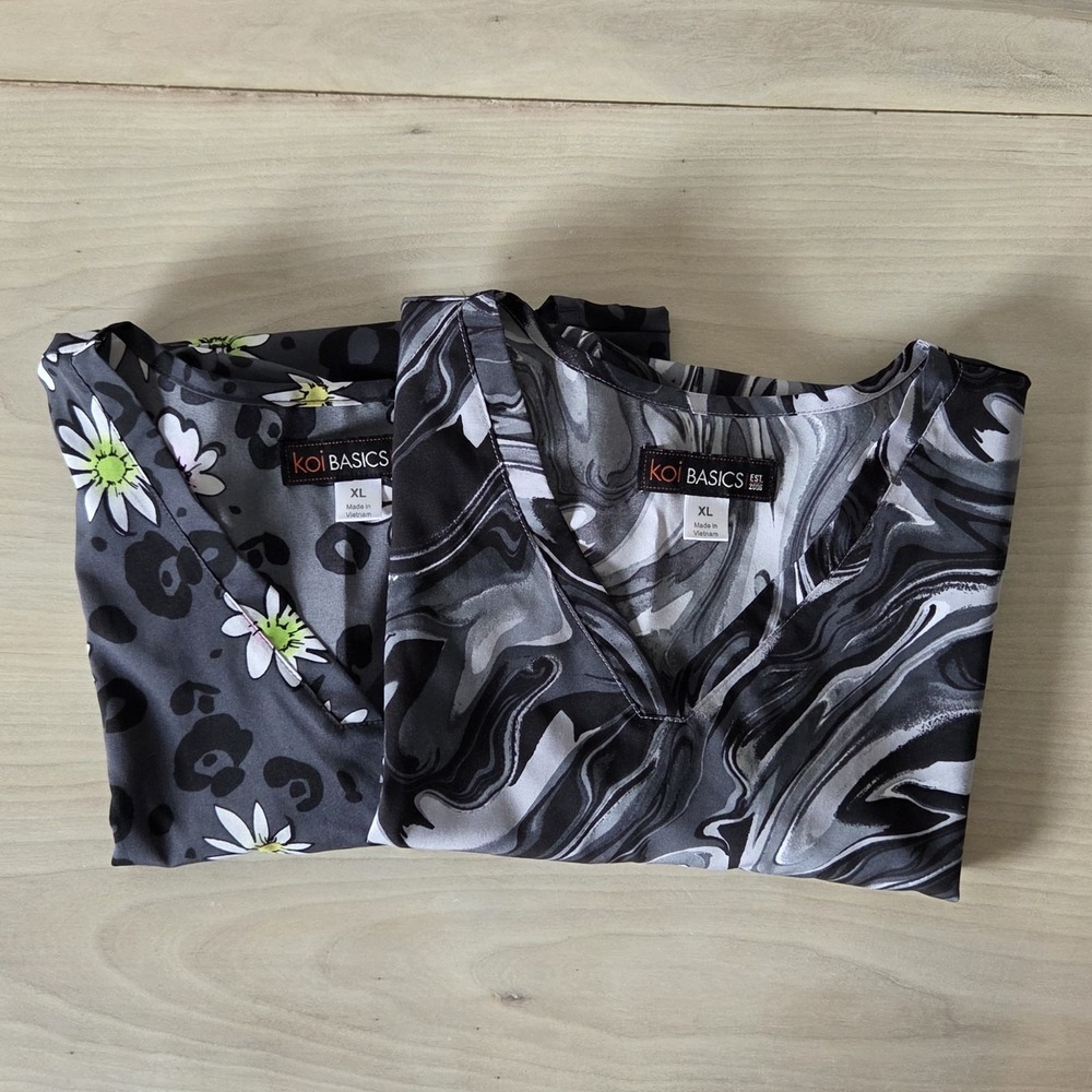 Koi Basics Medical Scrub Tops Size XL Gray All Over Marble & Wild Daisy Lot of 2